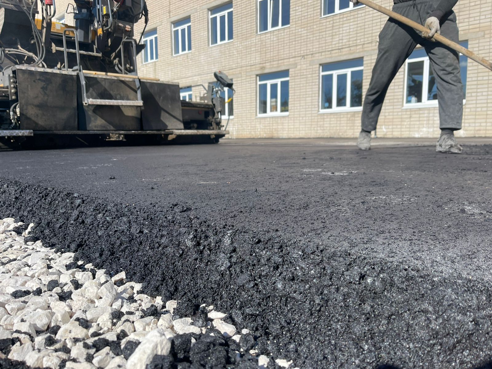 Укладка асфальта катком НН